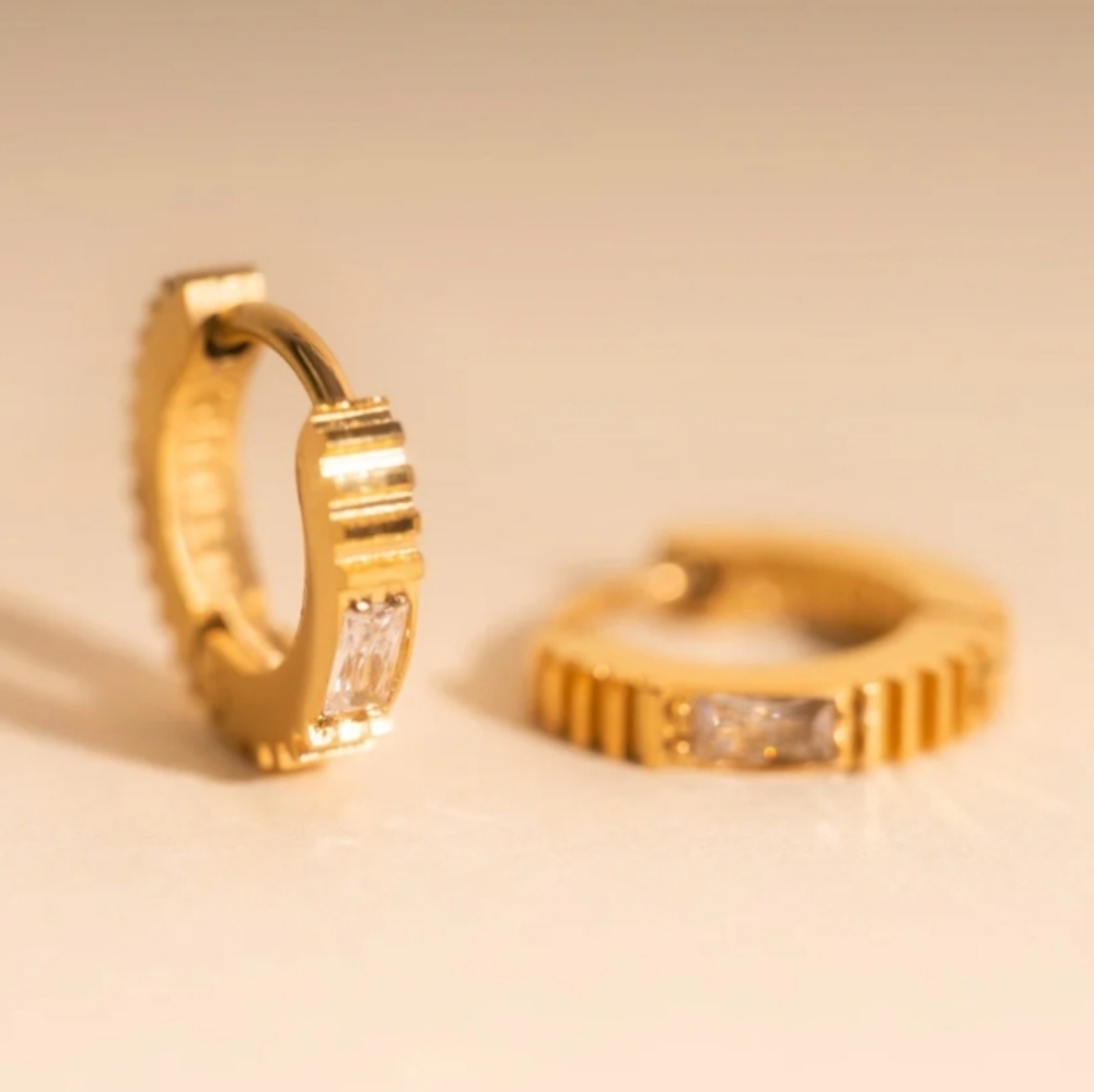 NWT Oh Clementine Crystal Textured Tiny Huggie Hoop Earrings 18k Gold - Picture 3 of 6